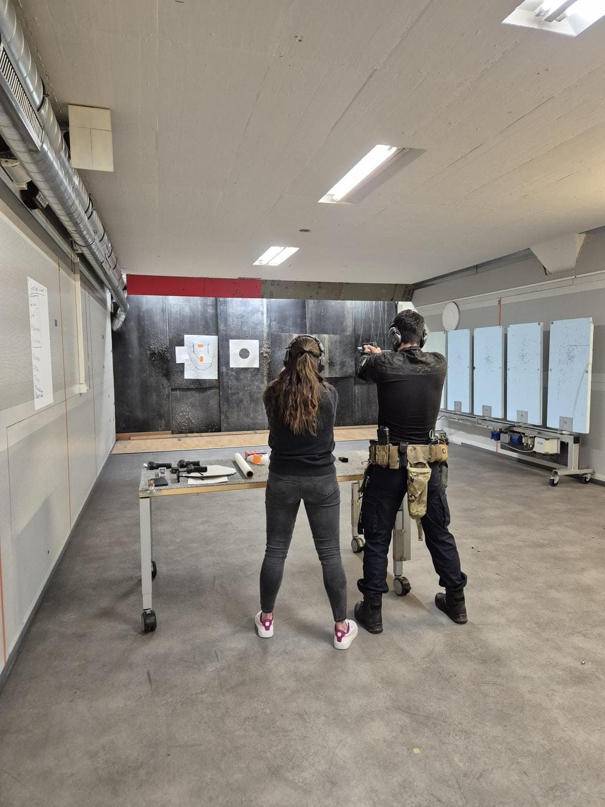 Instruktor von ASM Projekte begleitet eine Teilnehmerin auf der Schiessbahn von Shooting Point