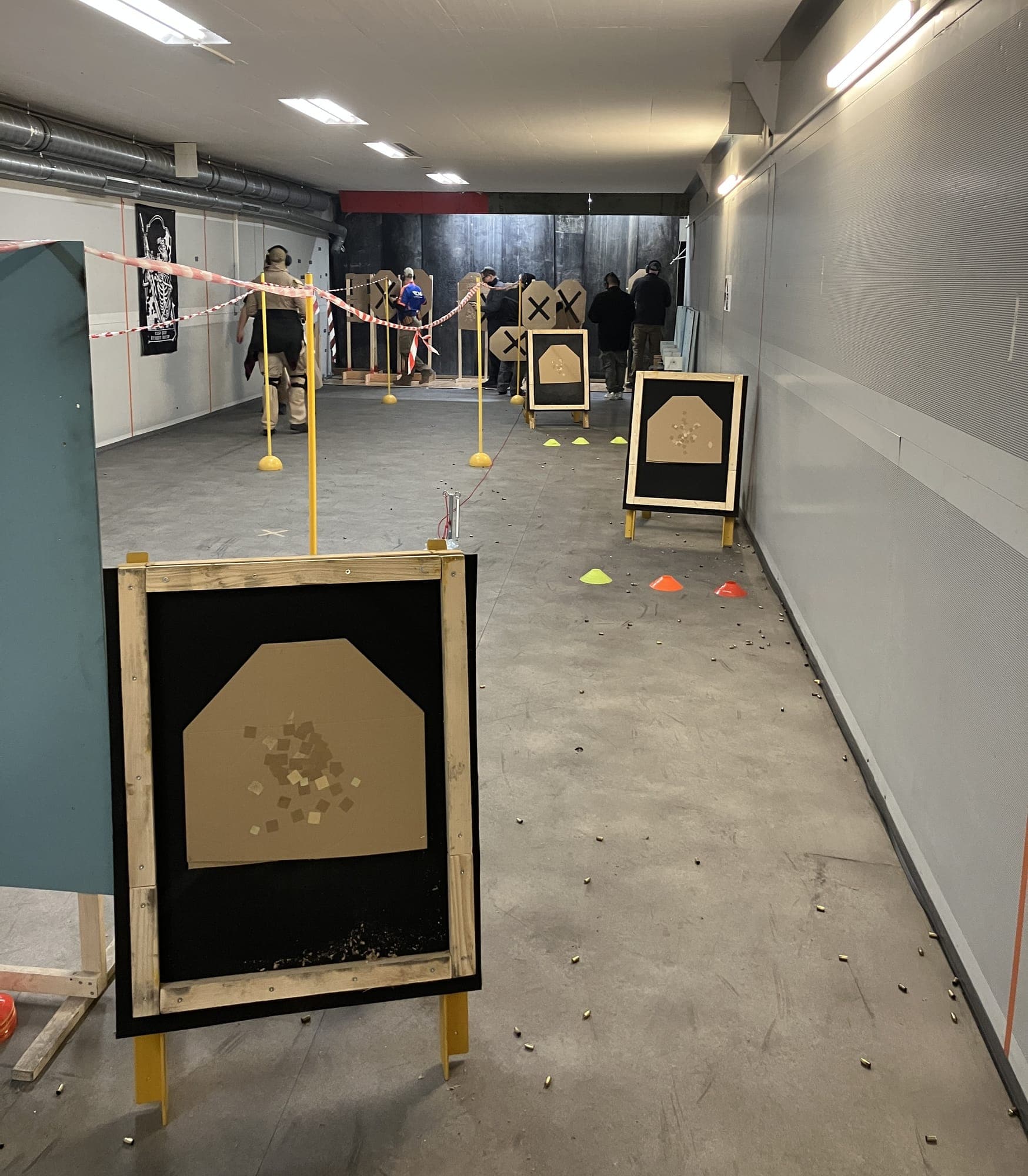 Parcours mit Zielscheiben und Markierungen auf der Indoor-Anlage